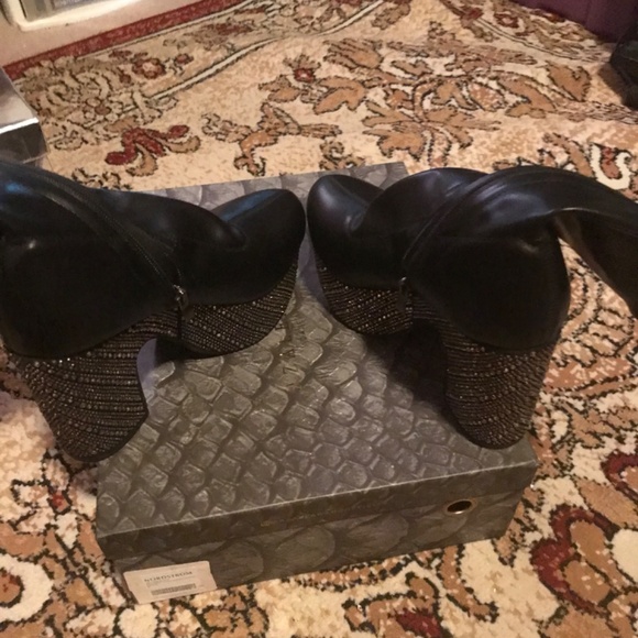 Used size 8 Black/rhinestone on bottom Boots - Picture 5 of 7